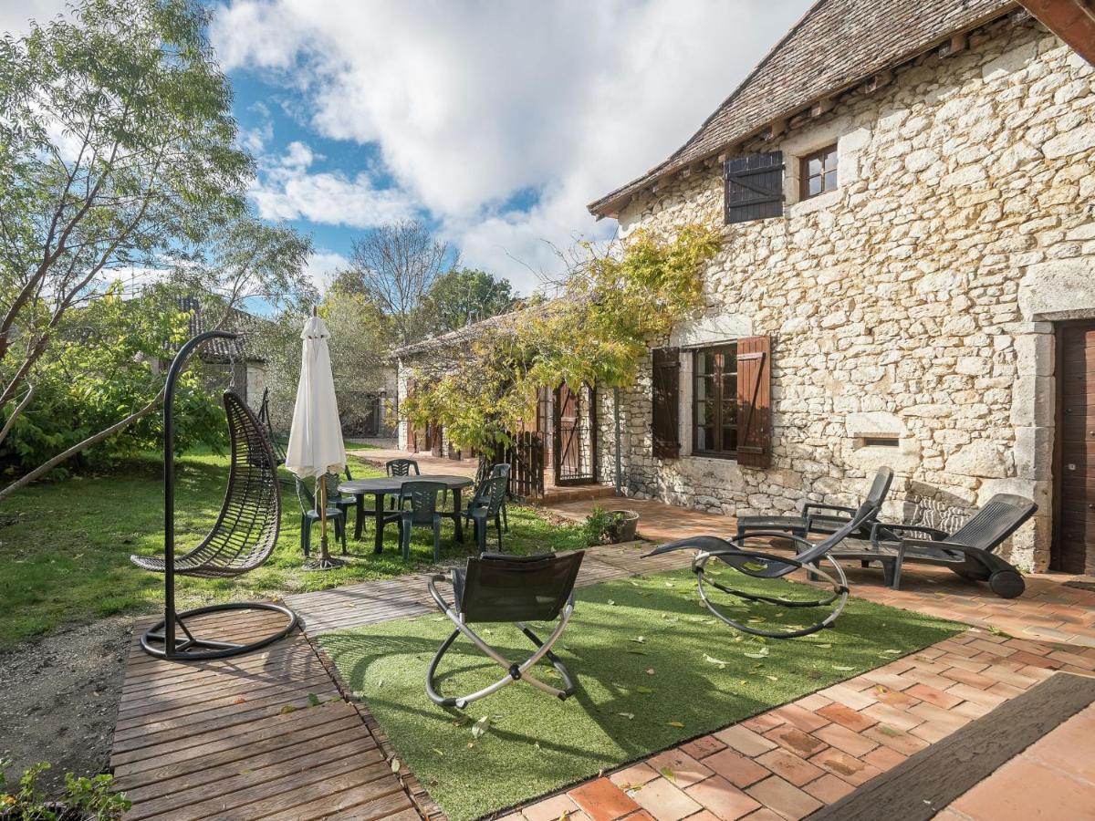 Charming Holiday Home With Pool Монбазіяк Екстер'єр фото
